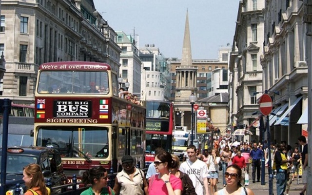 Weak pound brings record number of tourists to UK in August