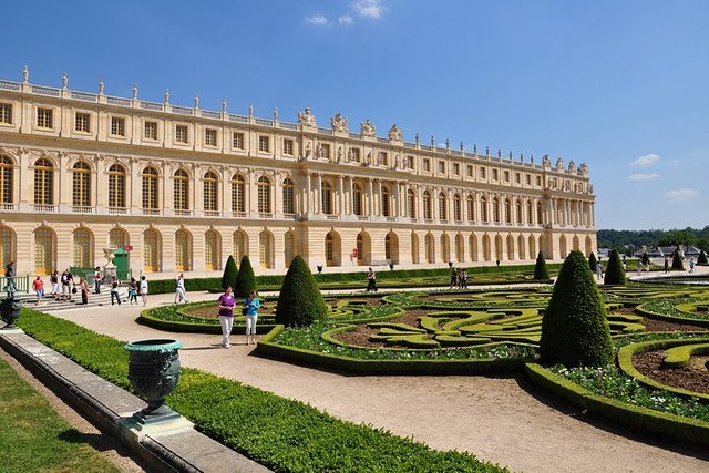 Louis adds the South Wing to the Palace of Versailles