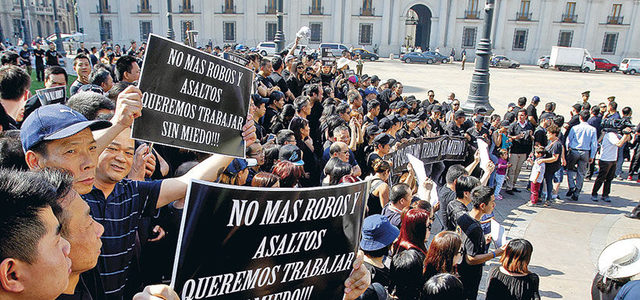 Manifestación comunidad china frente a La Moneda