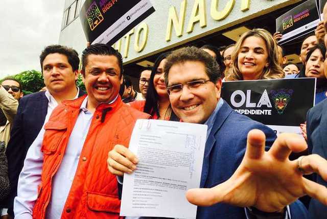 Armando Ríos Píter solicitó ante el INE su constancia como aspirante independiente a la Presidencia de la República en 2018