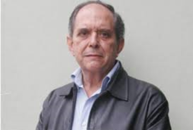 Vicente Perez Carabias después de viajar a brujas, organiza un foro de diseño industrial en la casa de la cultura jalisciense marzo de 1976.