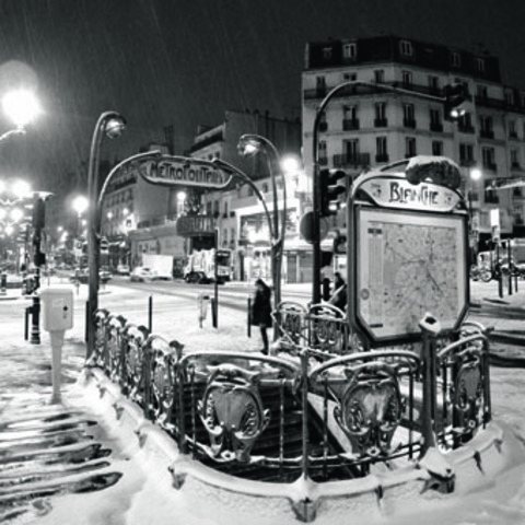 Guimard diseña las estaciones del Metro en París.