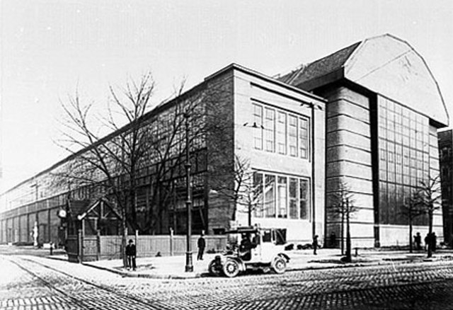 Behrens construye la Fabrica De Turbinas Para AEG.