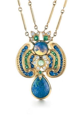 Tiffany Diseña su collar de ópalo negro.