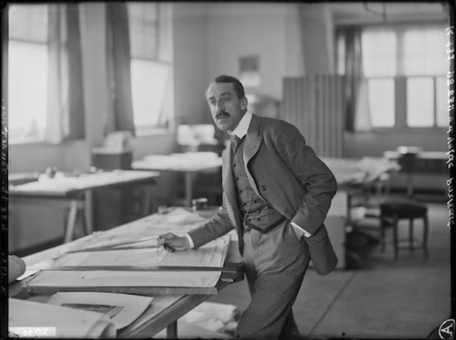 Nace Henry Van de Velde