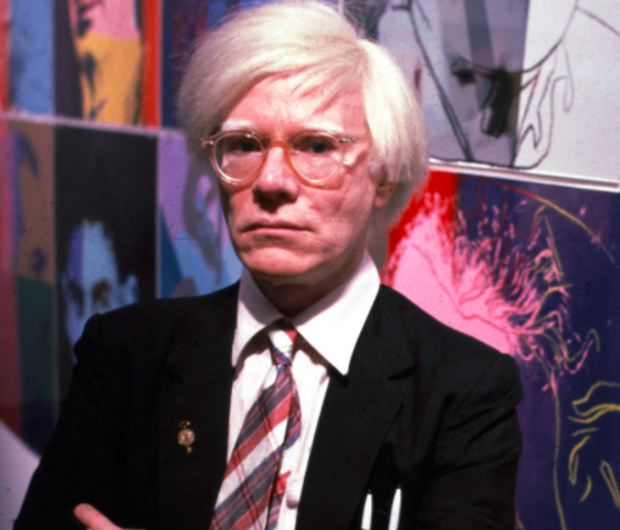 Andy Warhol recibe el premio del Art Directors de NY