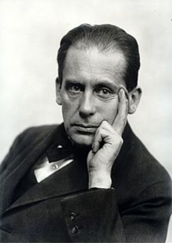 Nace Walter Gropius