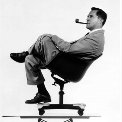 Charles Eames es jefe de departamento de Diseño Industrial de Cranbrook. Gana concurso de Moma junto con Eero Saarinen.