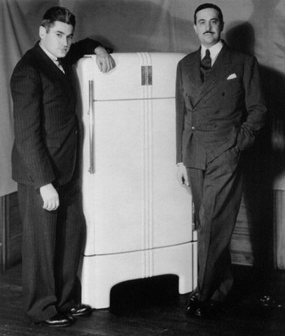 Raymond Loewy diseña refrigerador “Coldspot” para Sears Roebuck, MoMa expone maqueta de su despacho diseño locomotoras K4S  y la GG-1