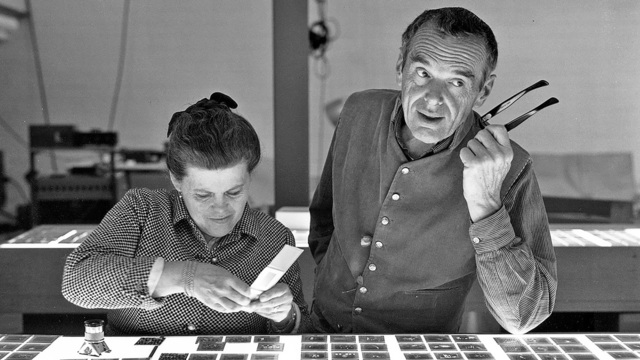 Charles Eames dirige el curso de diseño industrial junto a Eero Sarineen en el Cranbrook Academy