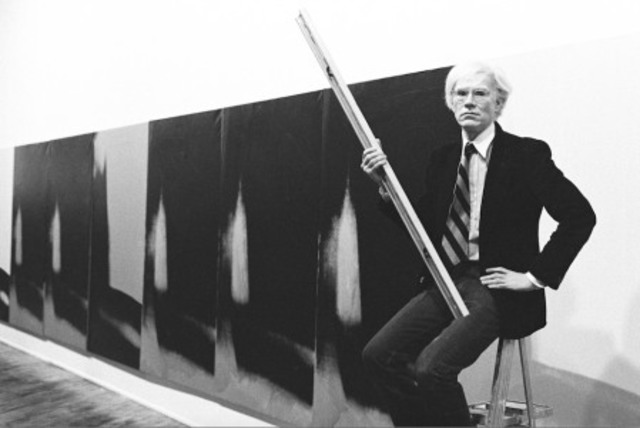 Andy Warhol recibe el premio del Art Directors Club de Nueva York por su trabajo como ilustrador publicitario. Realiza su primera exposición individual en la galería Hugo, titulada "Andy Warhol: Fifteen Drawings Based on the Writings of Truman"