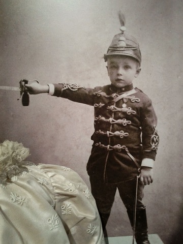 NIÑO COMO ADULTO PEQUEÑO, SIGLO XVI.