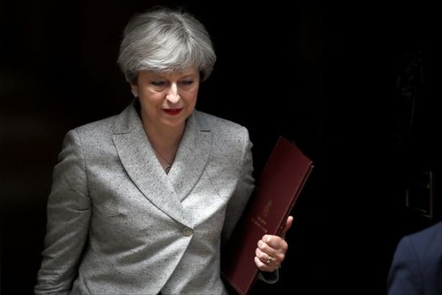 British PM loses majority, faces pressure to resign