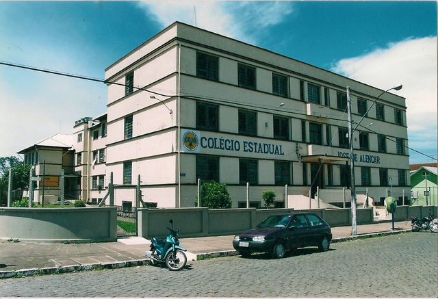 Mudança para o prédio atual.