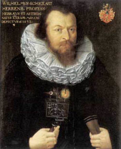 Вильгем Шиккард профессор Тюбинского университета - в письмах своему другу Иогану Кеплеру описал устройство "часов для счета" - счетной машины с устройством установки чисел и валиками с движком и окном для считывания результата.