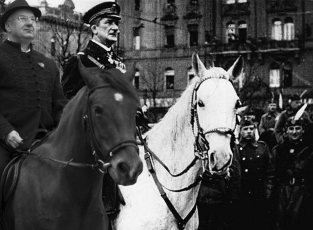 Semjén Zsolt lóháton vonult be