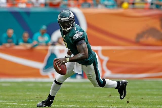 Vick re-signs with an NFL team