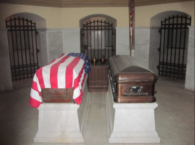 his tomb is in lake view cemetery