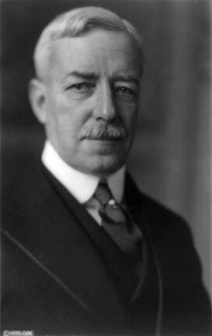 woodrow wilson begins his presidency -