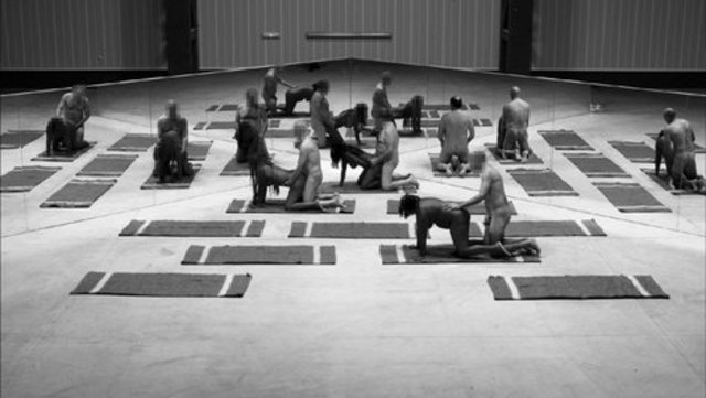 "El penetrado / tercer acto- 3 hombres de raza blanca penetraron 3 mujeres de raza negra" (Santiago Sierra)