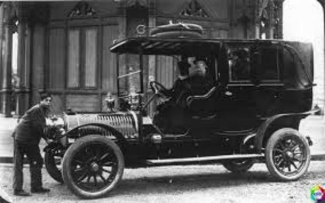 Gottlieb Daimler inventa il motore a scoppio