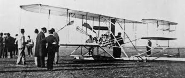 I Fratelli Orville e Wilbur Wright progettano i primi aeroplani