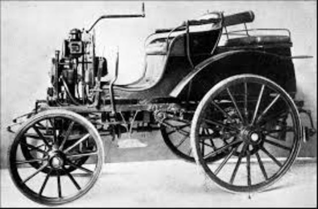 Primer automóvil de Daimler y Maybach.