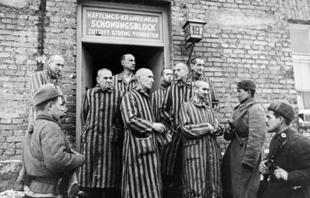 el Ejército Rojo libera a los prisioneros del campo de concentración de Auschwitz.
