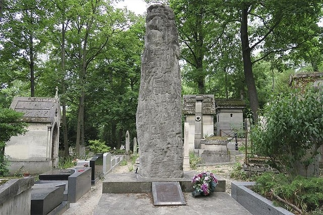 Falleció en Madrid España 9 de junio a  sus 74 años