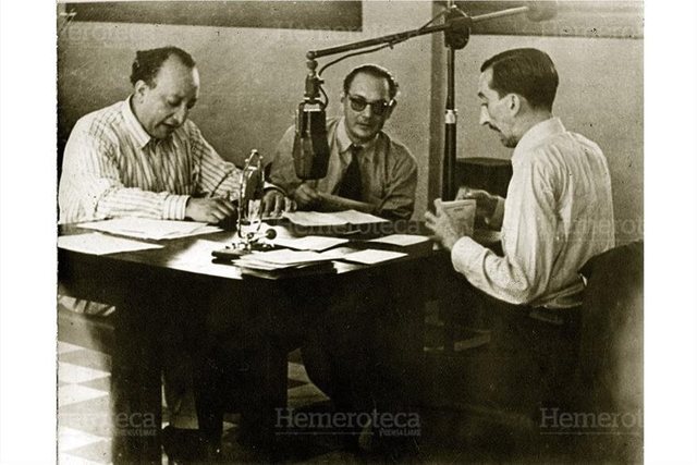 Funda el primer radio periódico del país, Diario del Aire