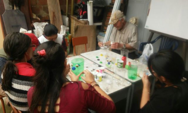 UNA MAÑANA DE MANUALIDADES EN LA FUNDACION OASIS