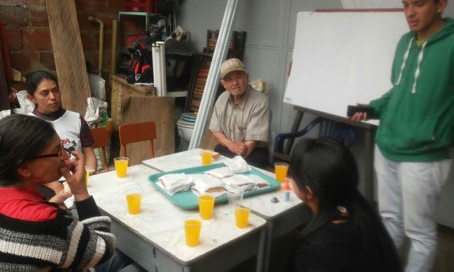 TRANSFORMADO LA HUERTA EMBELLECIENDO CON MATERIALES RECICLABLES