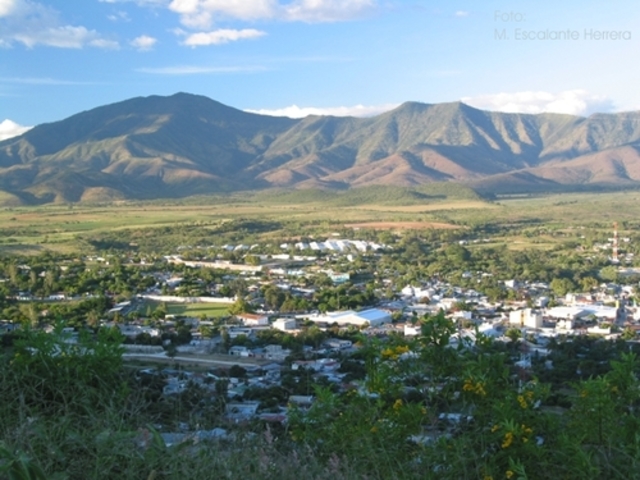 Se traslada junto a su familia a Salamá
