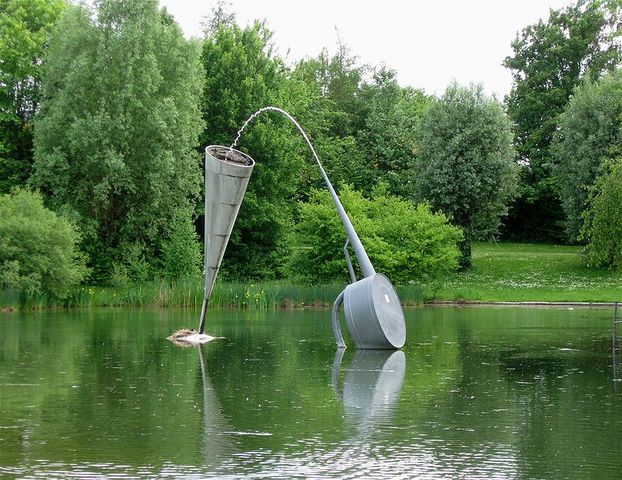 Albert Hien, "Objeto en el lago"