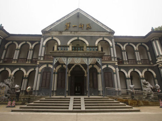 Mao graduates from Hunan First Normal School