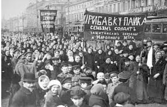 Bolshevik uprising fails in Petrograd