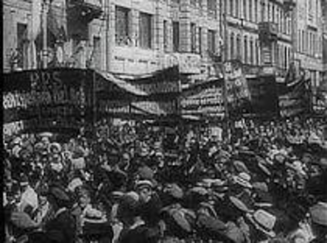 The October Revolution - the Bolsheviks take over Petrograd