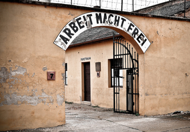 LOS NAZIS INAUGURAN EL CAMPO DE TEREZIN