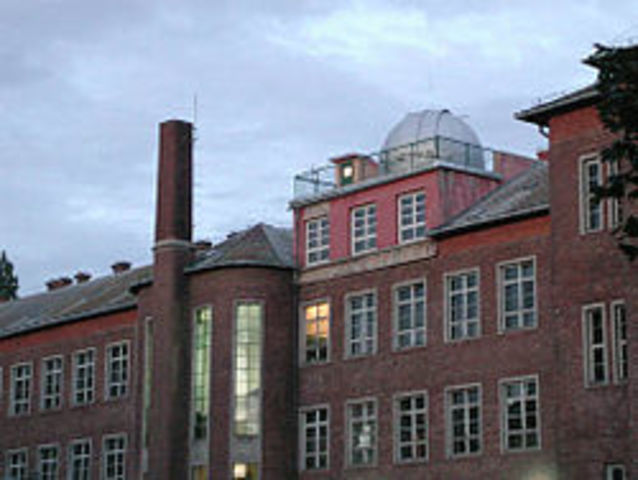 az újpesti Könyves Kálmán Gimnáziumba helyezték át