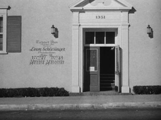 Becomes an animator for Leon Schlesinger stuido