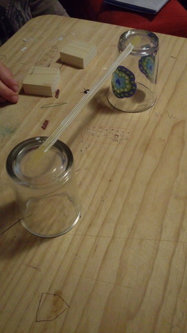 prueba con 5 fideos (pegados con pegamento blanco).