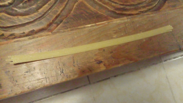 prueba con 5 fideos (pegados con agua y pegamento blanco).