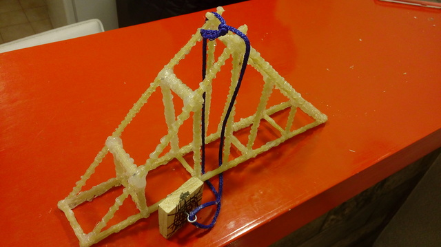 ultimo paso: se coloco el pedazo de madera junto con la armella.