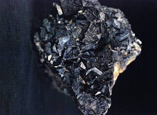 discovery of pure uranium