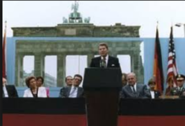 Reagan visits the Berlin wall