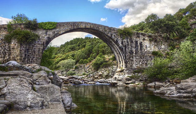 Puente romano de la garganta de Alardos