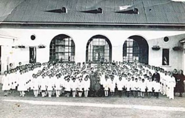 se fundo la primera escuela normal en bogotá.