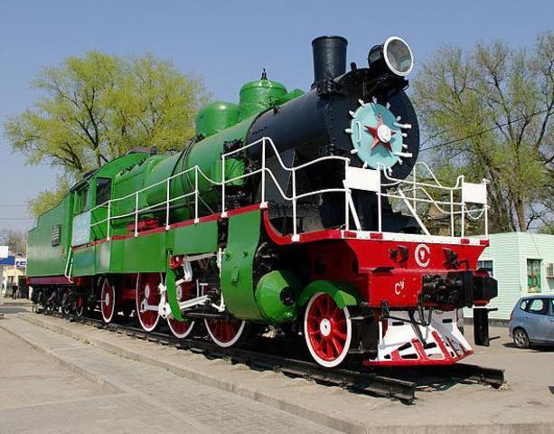 на привокзальной площади установлен Паровоз-памятник