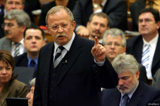 Kuncze Gábor az elnöki pozicíóban