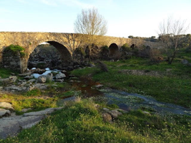 Puente sobre el arroyo Albarragena.